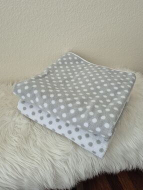 Share Deborah Connolly Bath towel 2pc Set Gray & White reversible polka dot Quic
